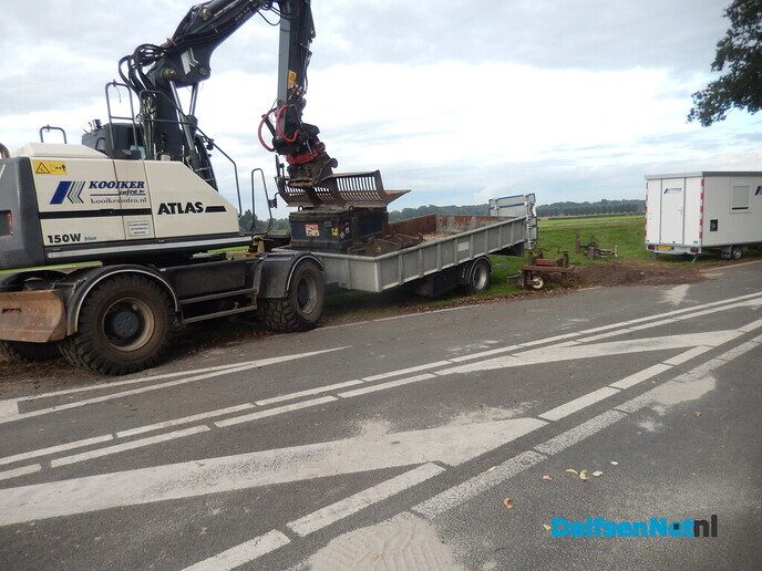 De laatste hand aan de Rechterensedijk - Foto: Willy