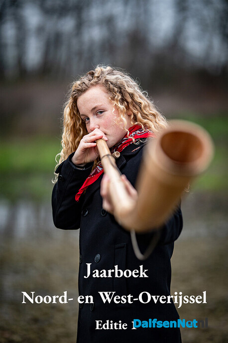 Eerste jaarboeken voor ‘covergirl’ Iris en burgemeester Sijbom - Foto: Ingezonden foto