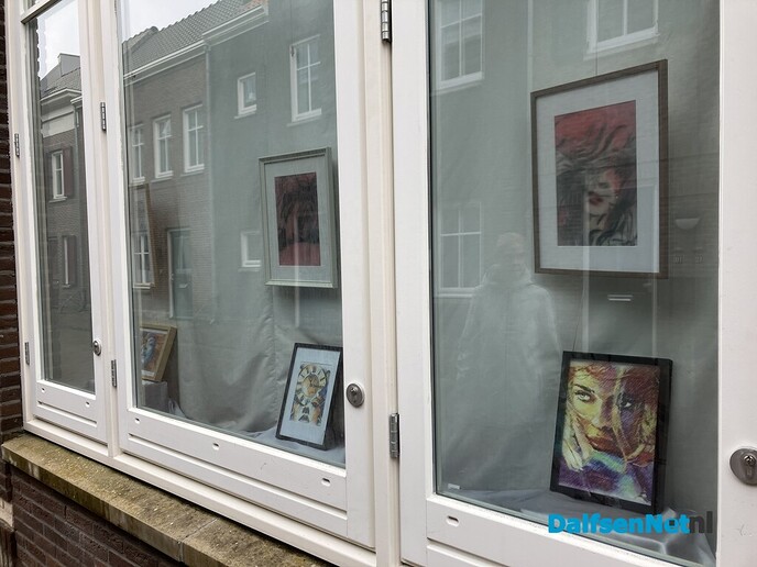 Jessica Geerdsen exposeert in vitrines AH Dalfsen - Foto: Paul Scholten