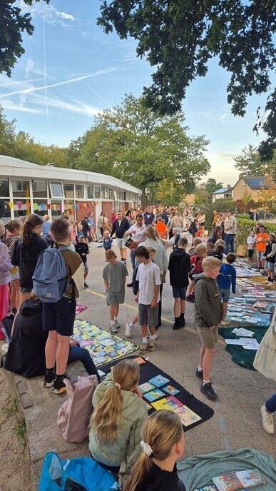 Bruisende kinderboekenmarkt op schoolplein De Polhaar - Foto: Ingezonden foto