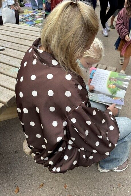 Bruisende kinderboekenmarkt op schoolplein De Polhaar - Foto: Ingezonden foto