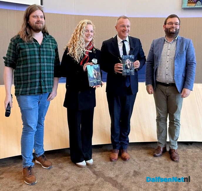 Eerste jaarboeken voor ‘covergirl’ Iris en burgemeester Sijbom