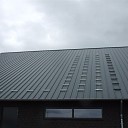 Dijkman bezig met het leggen van zonnepanelen Dijkman bezig met het leggen van zonnepanelen