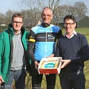CDA deelt taart uit bij de toerclub.