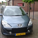 Auto op invaliden parkeerplaats Auto op invaliden parkeerplaats