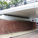 Schilders bezig met de afwerking viaduct
