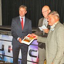 Wethouder neemt 1e exemplaar boek Ouvol in ontvangst. Wethouder neemt 1e exemplaar boek Ouvol in ontvangst.