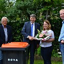 Wethouder Agricola overhandigt eerste container voor plastic, blik en pakken