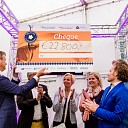 Vaatje haring brengt 22.800 euro op voor hospices
