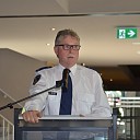 Wim Dierckx in politieauto naar afscheidsreceptie in de Trefkoele Plus