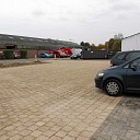 Stenen parkeerplaats liggen er al in