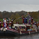 Een volle kade maakt kennis met Trechterbeker Piet bij intocht Sinterklaas Dalfsen Een volle kade maakt kennis met Trechterbeker Piet bij intocht Sinterklaas Dalfsen