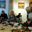 Team Welzijn Rosengaerde aan de kerststukjes Team Welzijn Rosengaerde aan de kerststukjes
