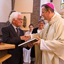 Monseigneur Woorts ontvangt parochieboek Dalfsen Monseigneur Woorts ontvangt parochieboek Dalfsen