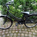 Kinderfiets ergens achter gelaten Kinderfiets ergens achter gelaten