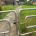 Dorpshuiskamer kijkt uit op bloemenparadijs Dorpshuiskamer kijkt uit op bloemenparadijs