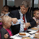 Kinderen brengen locoburgemeester ontbijtje