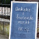 Gezellige drukte bij antiek en brocante markt Gezellige drukte bij antiek en brocante markt
