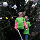 Leerlingen hangen slinger in kerstboom Leerlingen hangen slinger in kerstboom