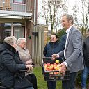 Wethouder deelt appeltjes uit in buurtboomgaard