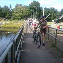 Veel passanten over de stuw