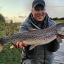Ommenaar hengelt zeeforel uit de Vecht Ommenaar hengelt zeeforel uit de Vecht