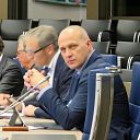 Commissievergadering met gezichten op een andere stoel Commissievergadering met gezichten op een andere stoel