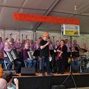 Bargzangers zetten tent op de kop in Hoonhorst. Bargzangers zetten tent op de kop in Hoonhorst.