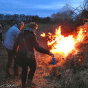 Bertus en Diny Lindeboom ontsteken paasvuur in Oudleusen.