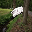 Meivakantie eindigde met caravan in de sloot Meivakantie eindigde met caravan in de sloot