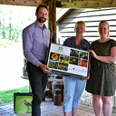 Natuur en Milieu Overijssel overhandigt educatieve natuurkist aan Zorgspectrum Het Zand Natuur en Milieu Overijssel overhandigt educatieve natuurkist aan Zorgspectrum Het Zand