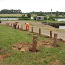 Palen om boten vast te leggen bij hoogwater