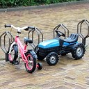 Van wie is dit kinderfietsje plus trekker?