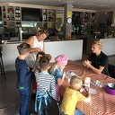Kids steken de handen uit de mouwen