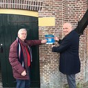 Wethouder ontvangt schildje met QR-code Westermolen Wethouder ontvangt schildje met QR-code Westermolen