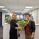 Henny Goos neemt de hoofdprijs in ontvangst bij Jeanette Visscher Makelaars Henny Goos neemt de hoofdprijs in ontvangst bij Jeanette Visscher Makelaars