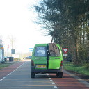 De bomen groeien zelfs uit het dak van zijn auto
