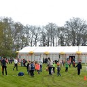 Burgemeester onthult dorpsvlag Hoonhorst tijdens Koningsdag Burgemeester onthult dorpsvlag Hoonhorst tijdens Koningsdag