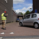 Auto’s rijden door magazijn Albert Heijn