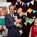 Minister De Jonge verbindt Home-Start vlaggen van kinderen