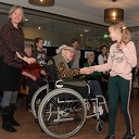 Leerlingen OBS Heidepark dansen ‘Hand-in-Hand’ met bewoners verzorgingshuis Brugstede