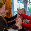 Leerlingen ‘Hand-in-Hand’ met bewoners