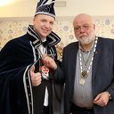 Prins Pé van ‘t café neemt sleutel van Gem. Dalfsen in ontvangst