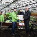 Stichting Joris Bezorgt ontvangt valentijnstaart van D66 Stichting Joris Bezorgt ontvangt valentijnstaart van D66