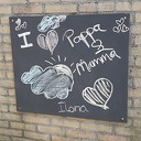 Kleinkinderen verwennen opa en oma in de tuin Kleinkinderen verwennen opa en oma in de tuin