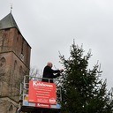 Kerstboom met kerstwensballen op Kerkplein geplaatst Kerstboom met kerstwensballen op Kerkplein geplaatst