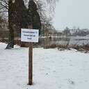 paaltjes weggenomen bij schaatsvijver