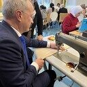 Burgemeester van Dalfsen kan echt naaien