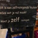 Je kunt echt lachen bij de kringloopwinkel