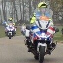 Verkeerscontrole politie met behulp van een touringcar